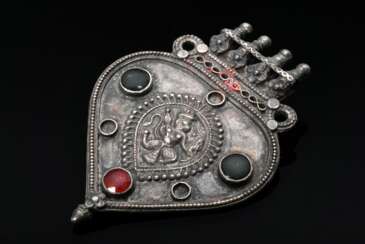 Indischer tropfenförmiger Amulettanhänger aus getr…