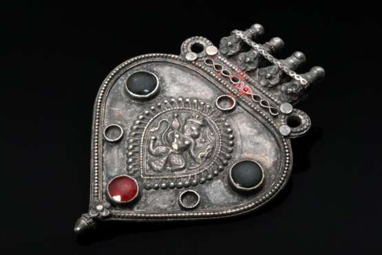 Indischer tropfenförmiger Amulettanhänger aus getr… - Foto 1