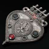 Indischer tropfenförmiger Amulettanhänger aus getr… - Foto 1