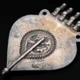 Indischer tropfenförmiger Amulettanhänger aus getr… - Foto 2