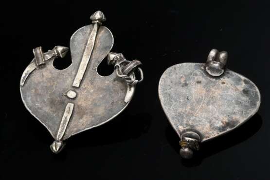 2 Various Indian amulets with floral appliqués and… - photo 2