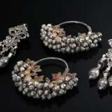 2 Pairs of various Indian earrings: pair of hoop e… - photo 1
