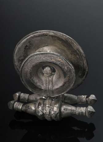 Indian earring consisting of two funnel-shaped dis… - photo 2 Indian earring consisting of two funnel-shaped dis… - photo 2