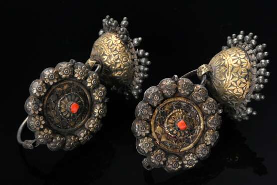 Pair of earrings made of discs with applied flower… - photo 1 Pair of earrings made of discs with applied flower… - photo 1