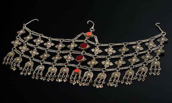 Yemeni facial ornament consisting of 3 horizontal … - фото 1