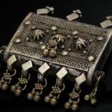 3 Various Yemeni amulet pendants: 2 ‘Hirz’ with wi… - фото 2