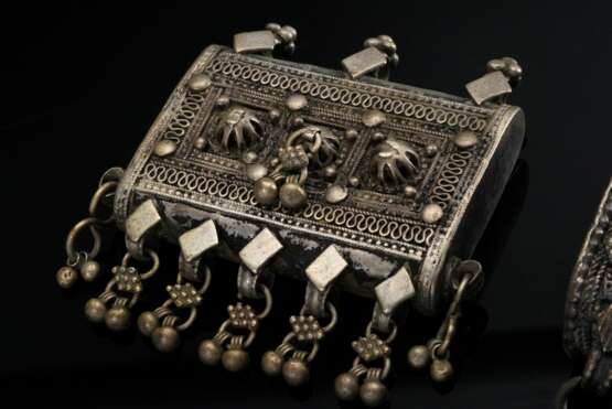 3 Various Yemeni amulet pendants: 2 ‘Hirz’ with wi… - фото 2
