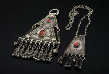 2 Diverse jemenitische Schutzanhänger in Trapezfor…