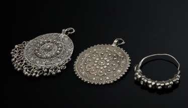 3 Various pieces of Yemeni jewellery: 2 pendants w…