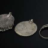 3 Various pieces of Yemeni jewellery: 2 pendants w… - фото 2