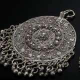 3 Various pieces of Yemeni jewellery: 2 pendants w… - фото 3