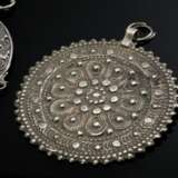 3 Various pieces of Yemeni jewellery: 2 pendants w… - фото 4