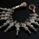 Armband mit 12 Anhängern "Stilisierte Blüten über … - Foto 1