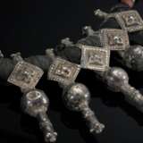 Armband mit 12 Anhängern "Stilisierte Blüten über … - Foto 2