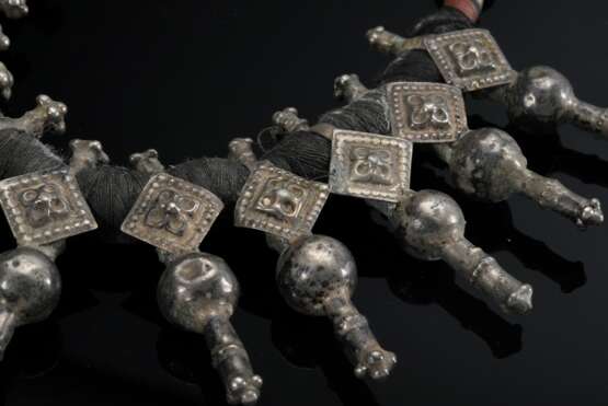 Armband mit 12 Anhängern "Stilisierte Blüten über … - Foto 2 Armband mit 12 Anhängern "Stilisierte Blüten über … - Foto 2