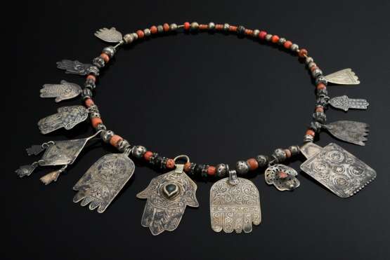 Marokkanische Kette mit diversen Silber-, Korallen… - Foto 1 Marokkanische Kette mit diversen Silber-, Korallen… - Foto 1