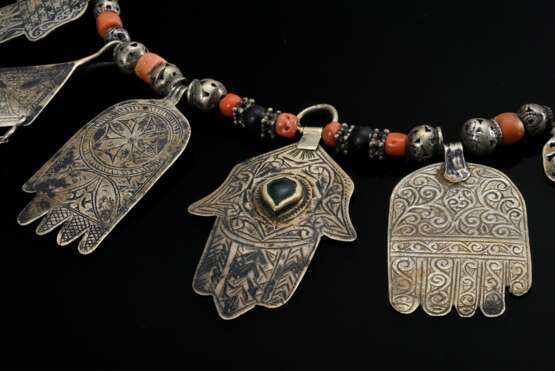Marokkanische Kette mit diversen Silber-, Korallen… - Foto 2 Marokkanische Kette mit diversen Silber-, Korallen… - Foto 2