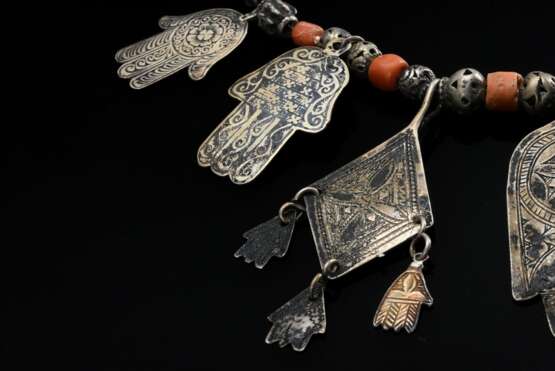 Marokkanische Kette mit diversen Silber-, Korallen… - Foto 4 Marokkanische Kette mit diversen Silber-, Korallen… - Foto 4