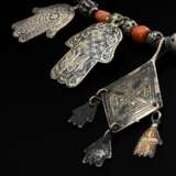 Marokkanische Kette mit diversen Silber-, Korallen… - Foto 4