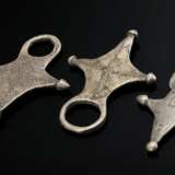 3 Various Tuareg ‘Tubbu’ cross pendants with engra… - фото 1