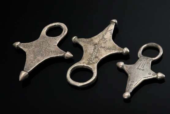 3 Various Tuareg ‘Tubbu’ cross pendants with engra… - фото 1 3 Various Tuareg ‘Tubbu’ cross pendants with engra… - фото 1