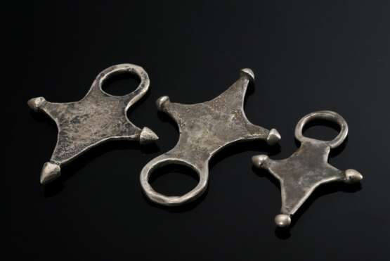3 Various Tuareg ‘Tubbu’ cross pendants with engra… - фото 2 3 Various Tuareg ‘Tubbu’ cross pendants with engra… - фото 2