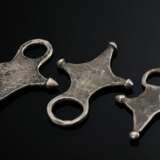 3 Various Tuareg ‘Tubbu’ cross pendants with engra… - фото 2