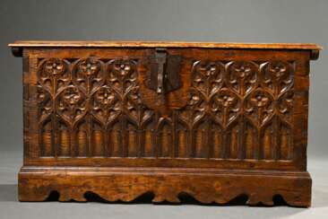 Kleine Truhe mit Maßwerk beschnitzter Front in got…