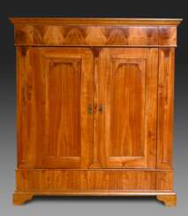 Biedermeier Kleiderschrank mit angedeuteten Pilast…