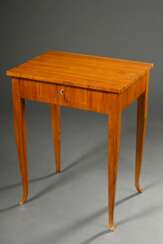 Biedermeier Beistelltisch in gerader Façon mit Sch…