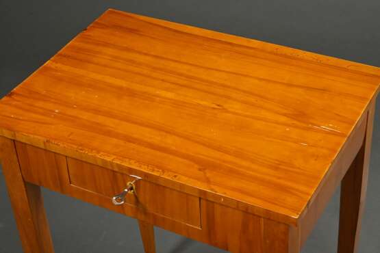 Biedermeier Beistelltisch in gerader Façon mit Sch… - Foto 2 Biedermeier Beistelltisch in gerader Façon mit Sch… - Foto 2