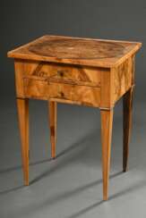 Hochbeiniger Biedermeier Nähtisch mit 2 Schüben au…