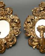 Beleuchtung. Paar opulent geschnitzte Wandblaaker mit Spiegeln …