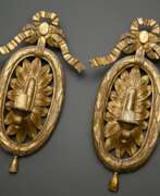 Beleuchtung. Paar Louis XVI Wandblaaker mit Schleifenbekrönung …