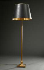 Stehlampe mit klassischem Messing Säulenschaft auf…