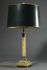 Große klassische Säulenlampe auf hellgrünem Onyx F…