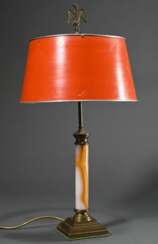 Kleine klassische Säulenlampe mit beigegelbem Onyx…