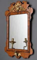 Kleiner Konsolspiegel mit vergoldeter Schnitzerei …