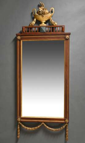 Klassizistischer Spiegel in gerader Façon mit Gitt… - Foto 1 Klassizistischer Spiegel in gerader Façon mit Gitt… - Foto 1