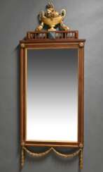 Klassizistischer Spiegel in gerader Façon mit Gitt…
