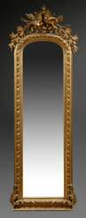 Großer vergoldeter Trummeau Spiegel mit halbrundem…