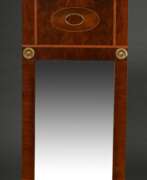 Spiegel. Biedermeier Konsolspiegel mit Segmentgiebel und Me…