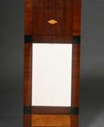 Spiegel. Biedermeier Konsolspiegel mit Spitzgiebel, Mahagon…