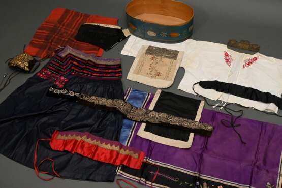 13 Diverse Teile Vierländer Trachtenkleidung, 19.J… - Foto 4 13 Diverse Teile Vierländer Trachtenkleidung, 19.J… - Foto 4