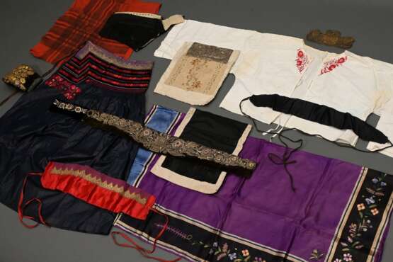 13 Diverse Teile Vierländer Trachtenkleidung, 19.J… - Foto 6 13 Diverse Teile Vierländer Trachtenkleidung, 19.J… - Foto 6