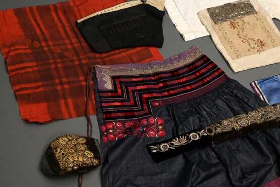 13 Diverse Teile Vierländer Trachtenkleidung, 19.J… - Foto 1 13 Diverse Teile Vierländer Trachtenkleidung, 19.J… - Foto 1