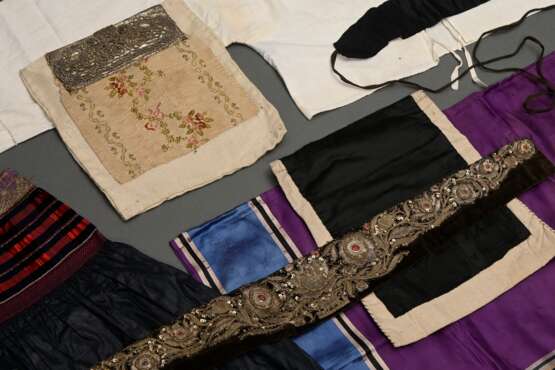 13 Diverse Teile Vierländer Trachtenkleidung, 19.J… - Foto 2 13 Diverse Teile Vierländer Trachtenkleidung, 19.J… - Foto 2