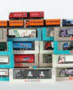 Игрушки и модели. 40 LKW Modelle Albedo, 34 x Auflieger, LKW mit Anhänger u.a. mit Werbe…