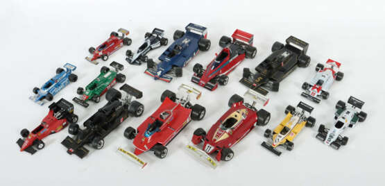 14 Rennwagen 13 x Burago 1 x Polistil, unterschiedlich Formel 1 - Wage… - photo 1 14 Rennwagen 13 x Burago 1 x Polistil, unterschiedlich Formel 1 - Wage… - photo 1