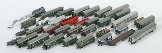 Konvolut Personen- und Güterwagen Fleischmann, Spur H0, 35 Stk. mit 3 … - фото 1 Konvolut Personen- und Güterwagen Fleischmann, Spur H0, 35 Stk. mit 3 … - фото 1